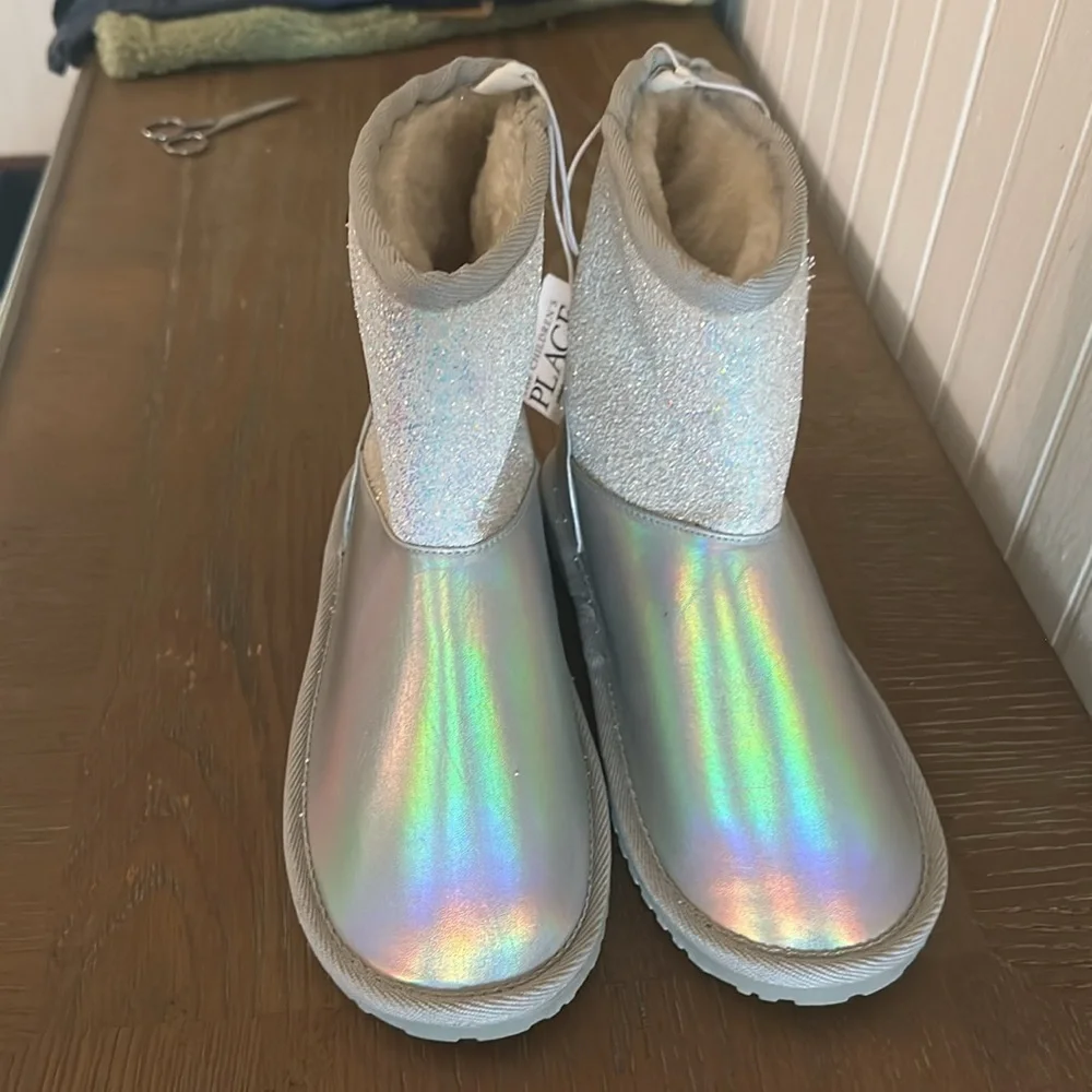 The Childrens Place Sz 5 Y Chalet Boots Faux Fur Lined Silver Holographic Emoji